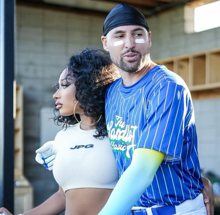 pg电子福利-🤣ber哥们你谁？克莱继续和女友秀恩爱 但形象气质大变