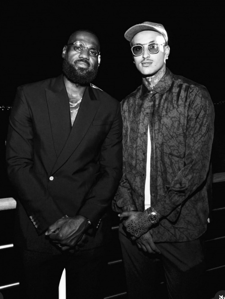 pg电子活动-顶级松弛感！库兹马回顾休赛期 还有自己与詹姆斯布克等人合照！