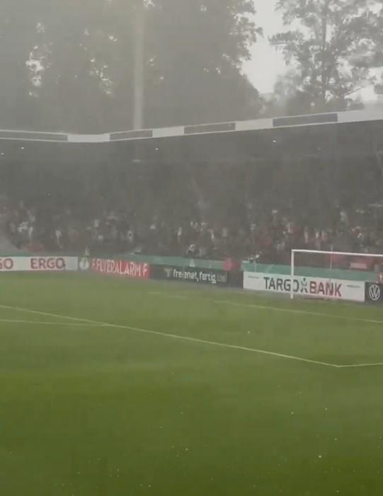 因出现极端恶劣天气，勒沃库森德国杯首轮比赛短暂暂停